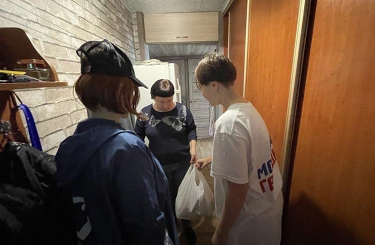 В Приморье семьям участников СВО волонтеры привели продукты и медикаменты Молодая Гвардия Единой России
