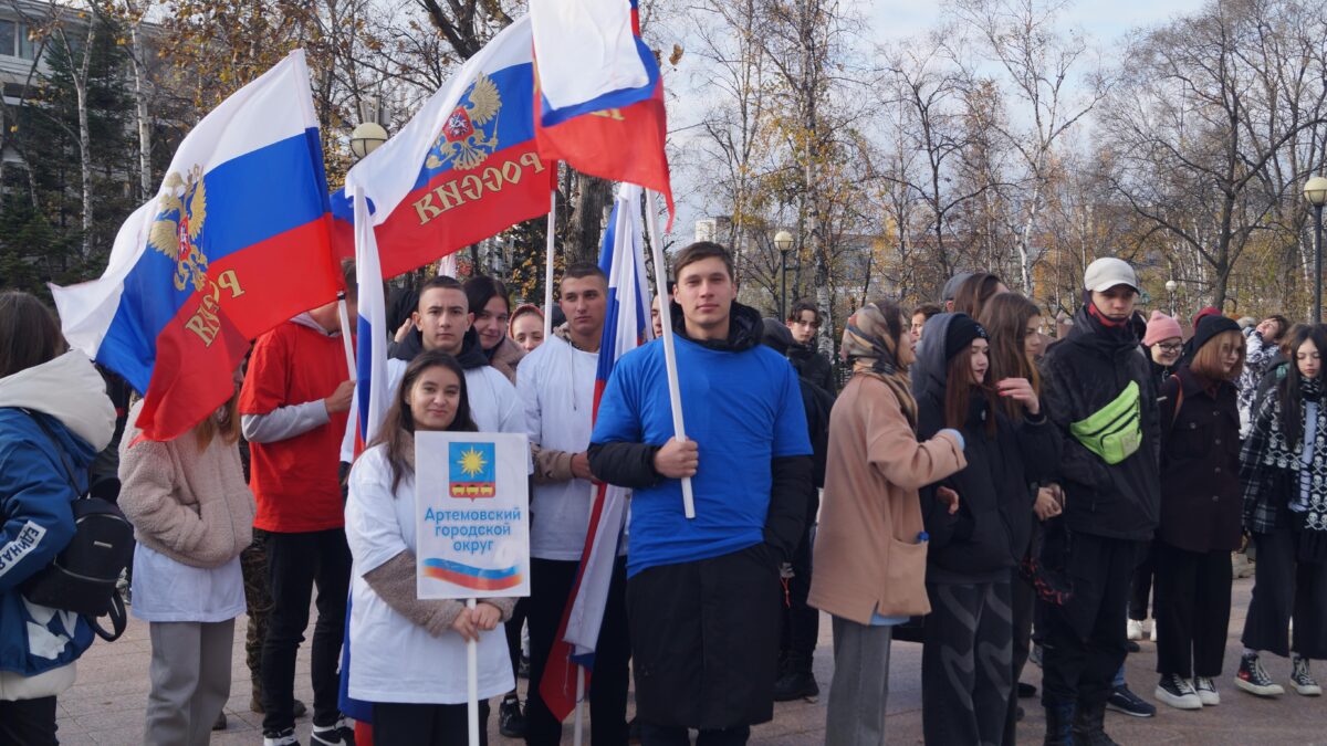 Массовая акция во Владивостоке в поддержку военнослужащих объединила людей разных поколений https://vladivostok.sm.news/