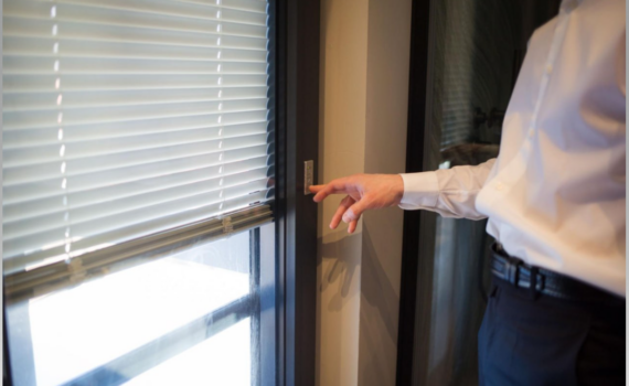 Чистые жалюзи без усилий: простой способ вернуть окнам идеальный вид — без разводов и повреждений Чистые жалюзи без усилий: простой способ вернуть окнам идеальный вид — без разводов и повреждений